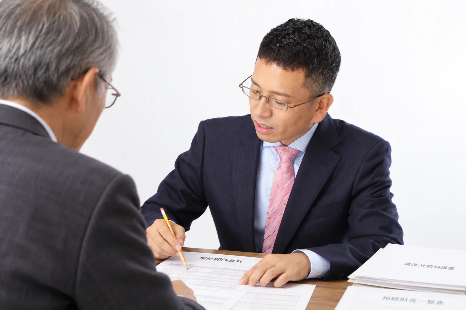 書類を一緒に確認しながら相続について相談する様子